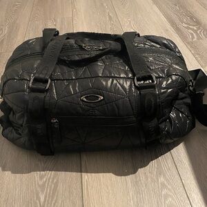 Oakley Quilted Puffy Duffle Bag - Black